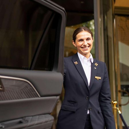 Sofitel Frankfurt Opera Hotel Frankfurt am Main Ngoại thất bức ảnh A chauffeur at the airport
