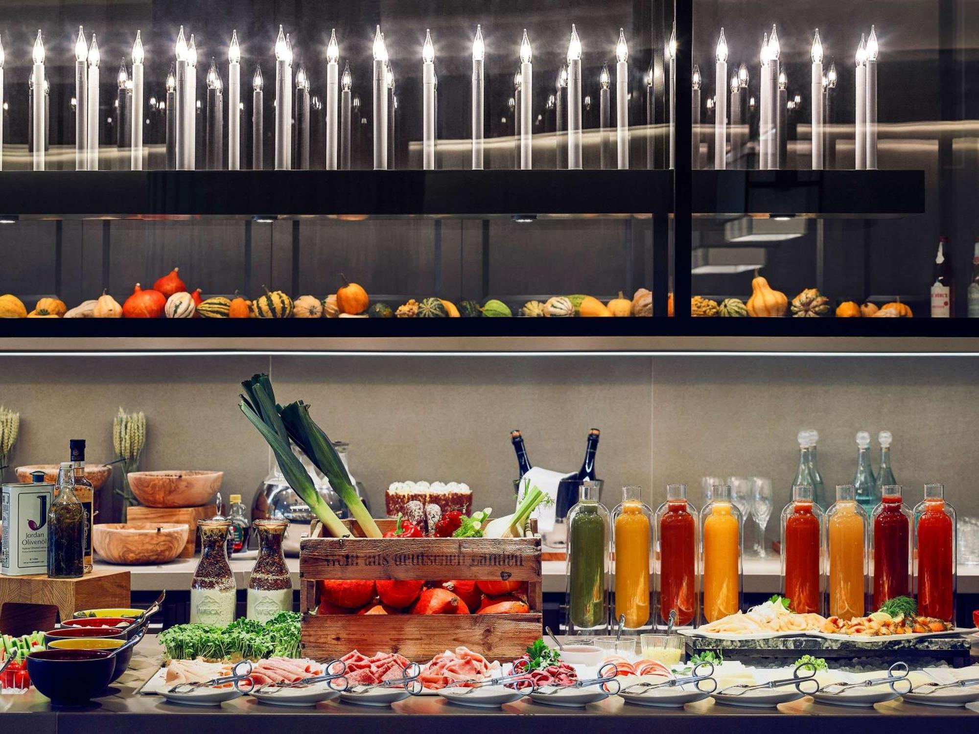 Sofitel Frankfurt Opera Hotel Frankfurt am Main Ngoại thất bức ảnh A buffet at a restaurant