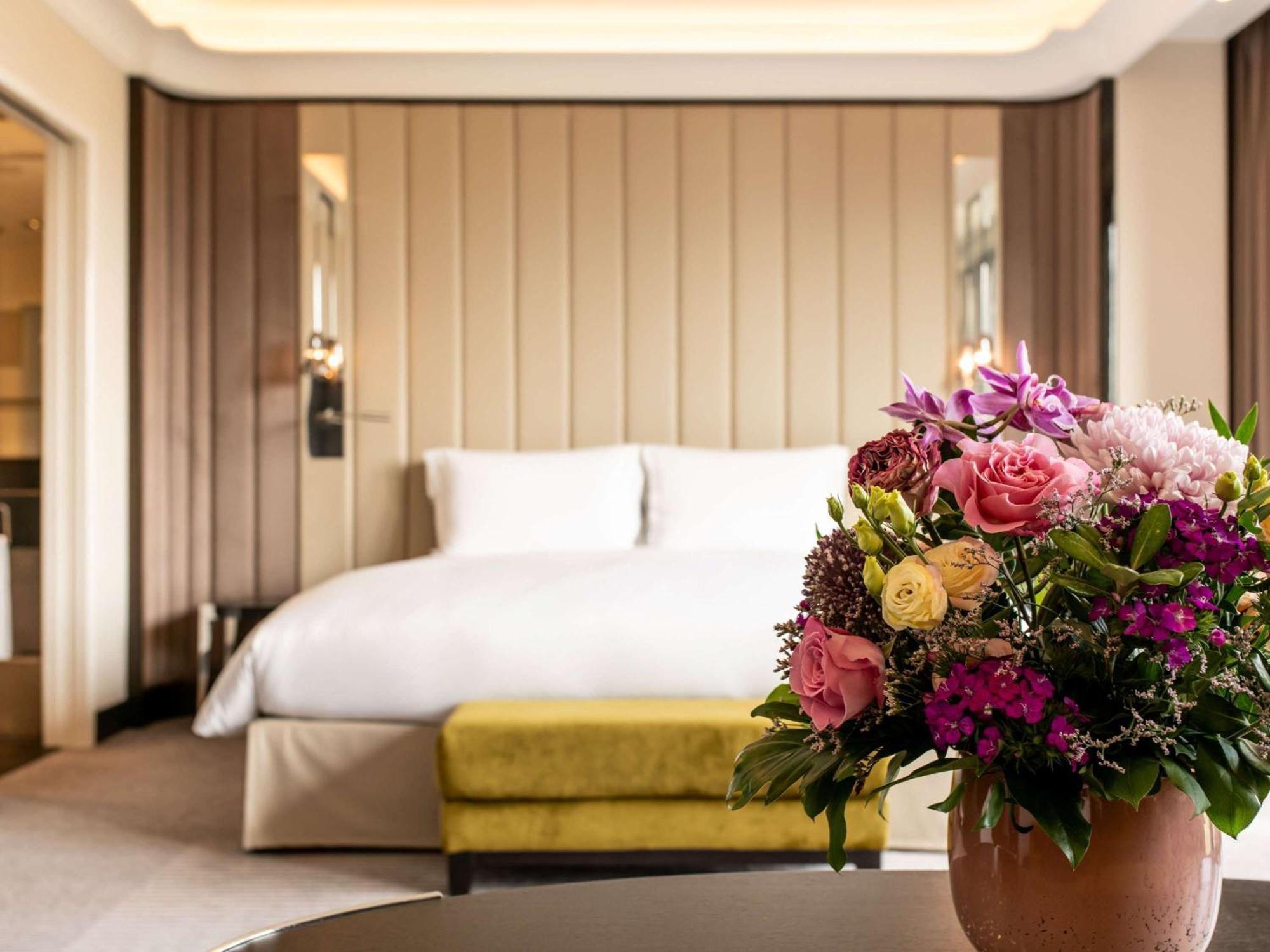 Sofitel Frankfurt Opera Hotel Frankfurt am Main Ngoại thất bức ảnh A suite at the hotel