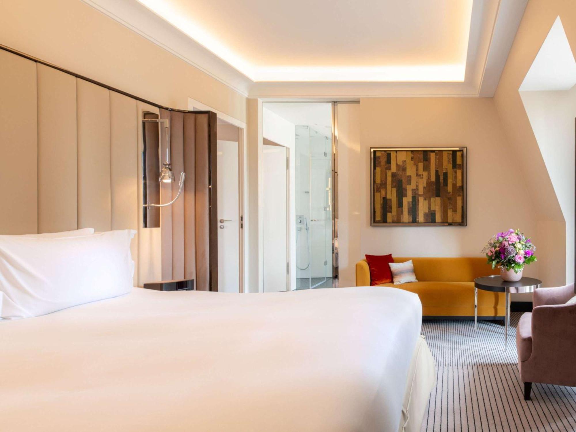 Sofitel Frankfurt Opera Hotel Frankfurt am Main Ngoại thất bức ảnh A room at the hotel