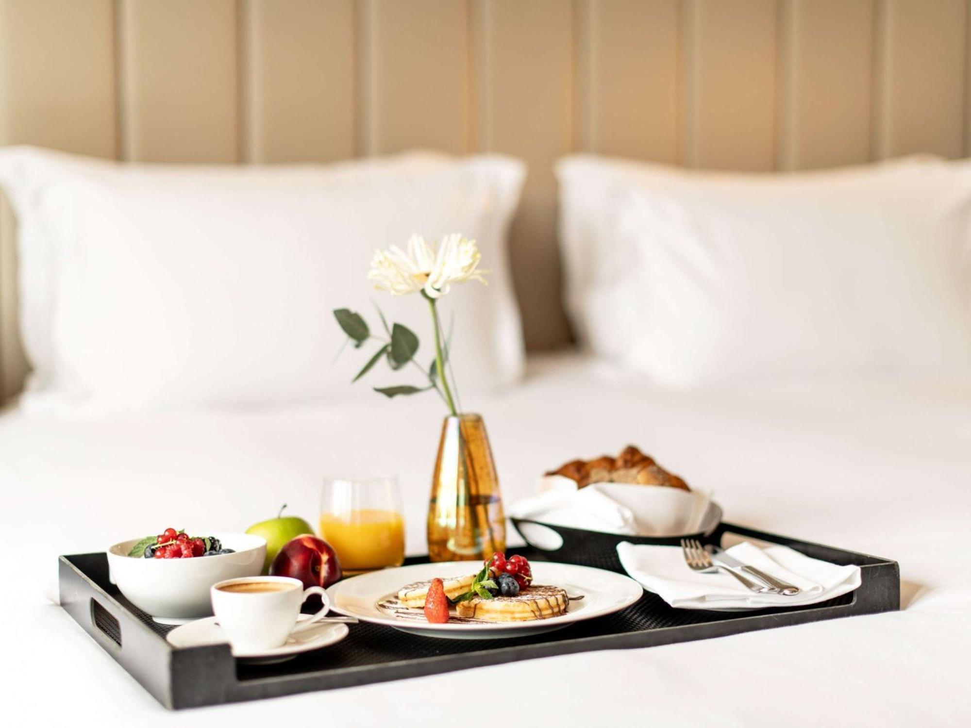 Sofitel Frankfurt Opera Hotel Frankfurt am Main Ngoại thất bức ảnh Room service