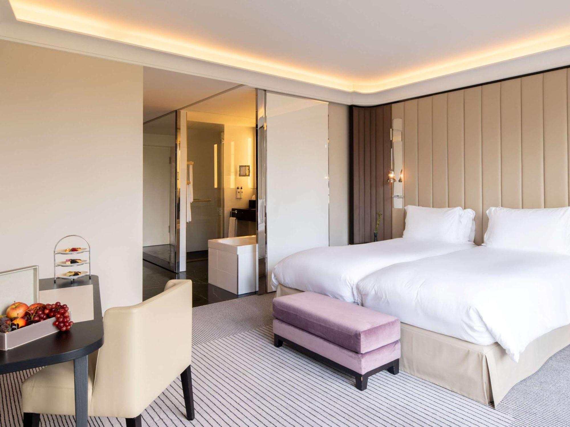 Sofitel Frankfurt Opera Hotel Frankfurt am Main Ngoại thất bức ảnh A room at the hotel
