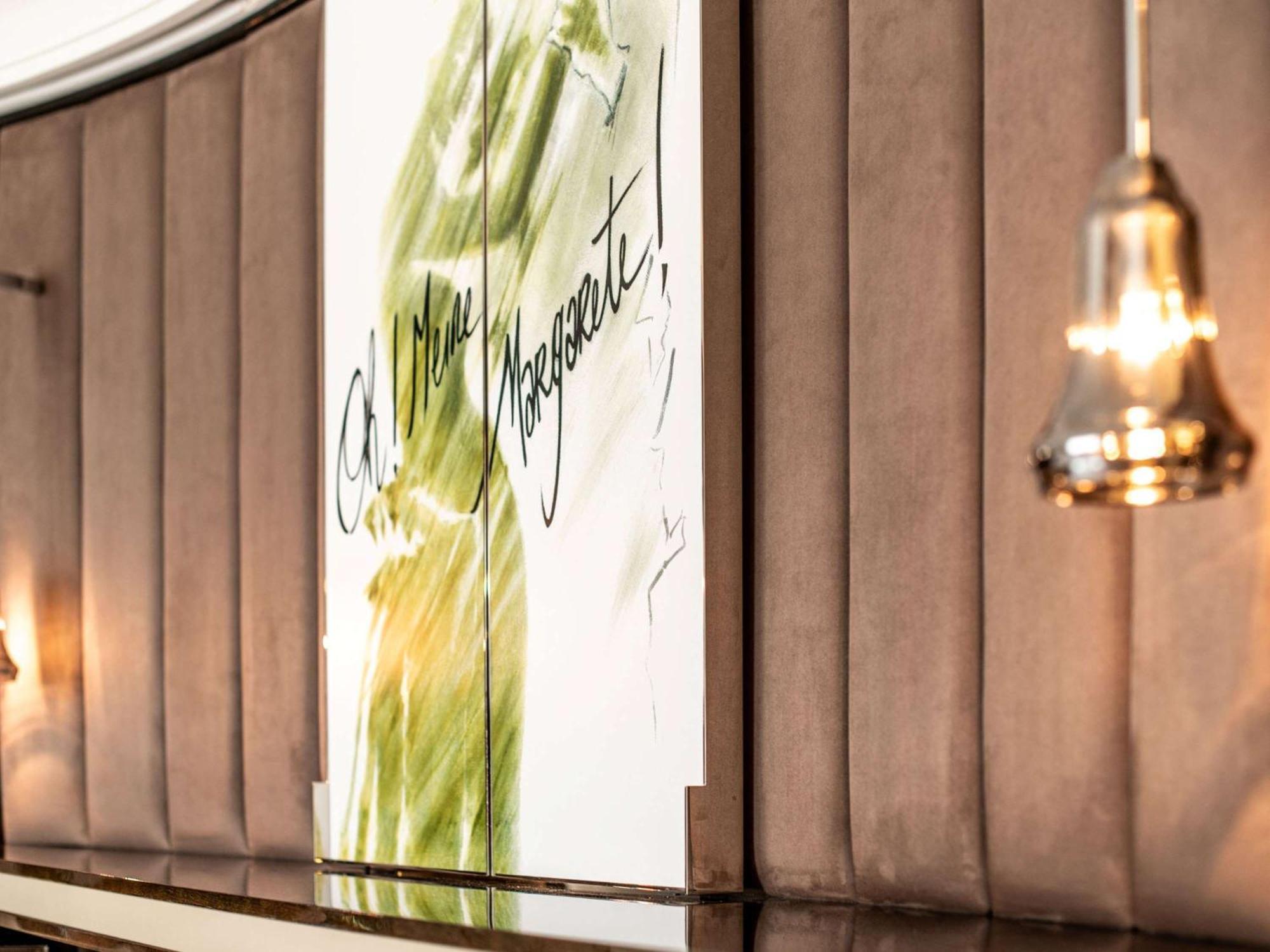 Sofitel Frankfurt Opera Hotel Frankfurt am Main Ngoại thất bức ảnh Signature artwork by artist, Mark Rothko